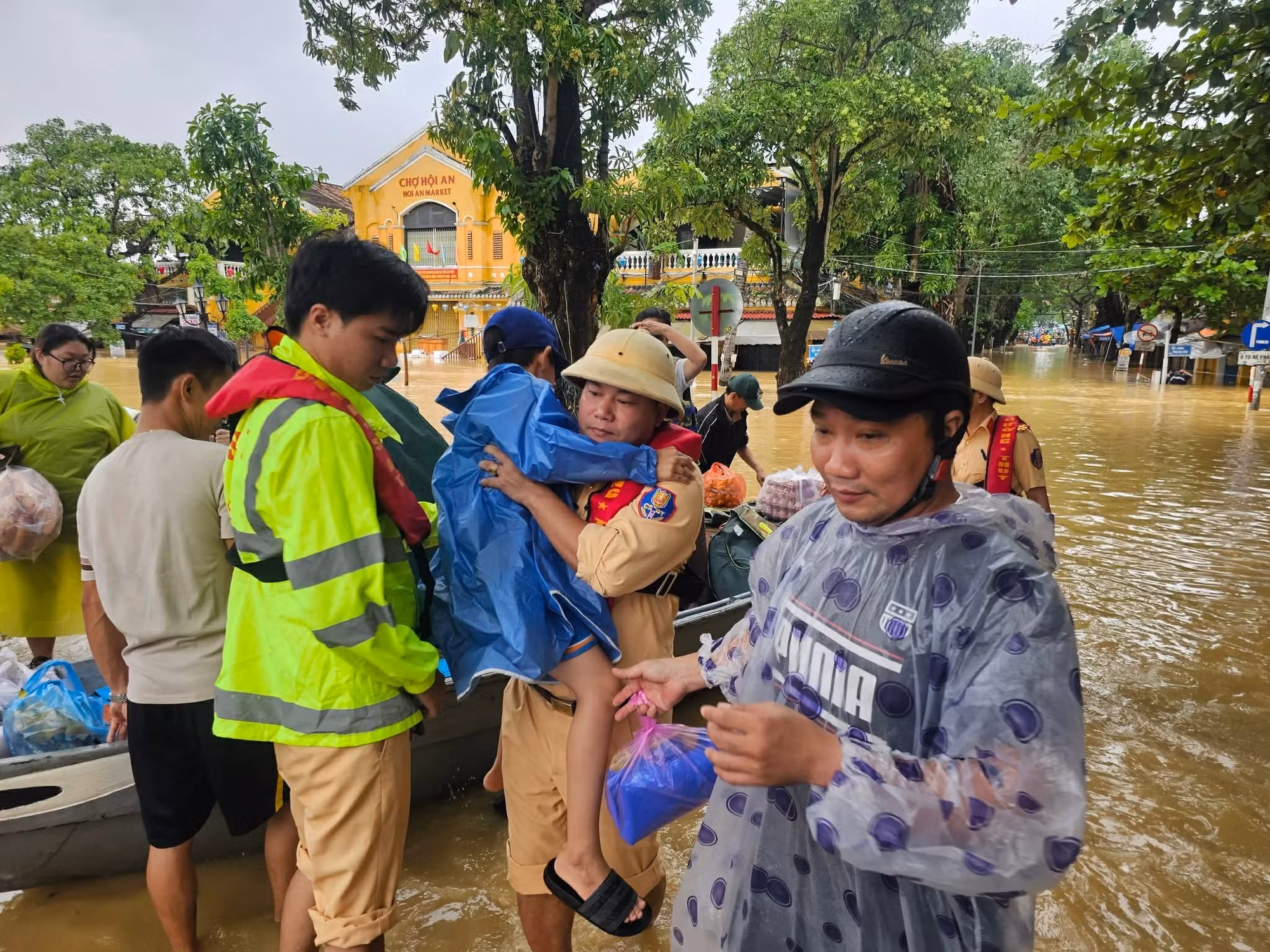 Công an Đà Nẵng tiếp tục khẩn cấp giúp di dời, hỗ trợ hàng trăm hộ dân khỏi vùng ngập sâu -1