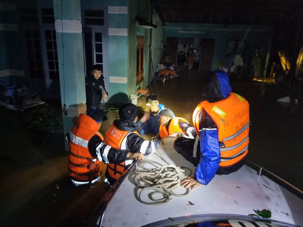 Đà Nẵng căng mình trong lũ, 6 người chết, 4 người mất tích, hàng chục nghìn hộ ngập sâu -1