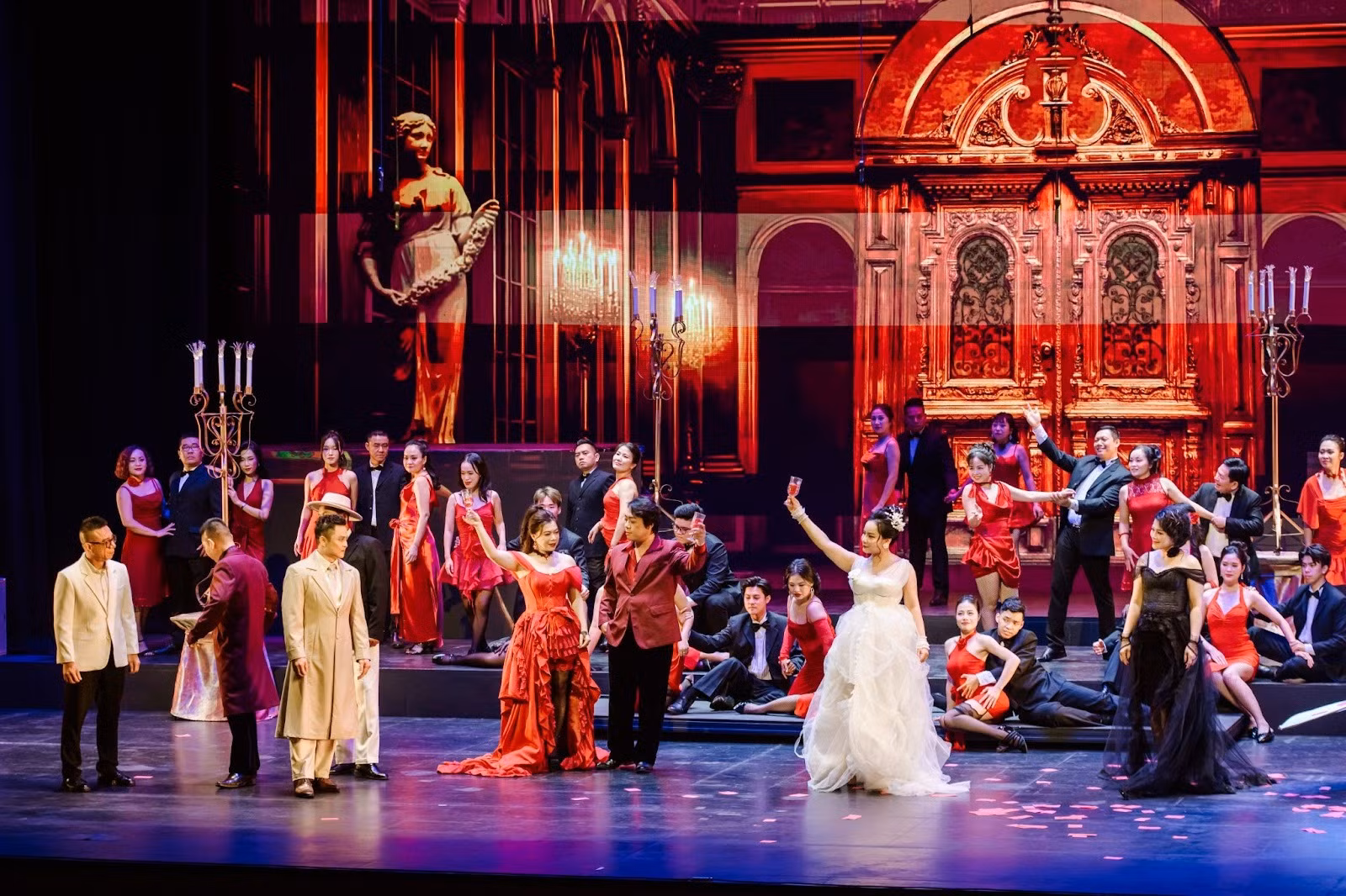 Khán giả Thủ đô “hòa mình” vào dòng chảy cảm xúc mãnh liệt của La Traviata -1