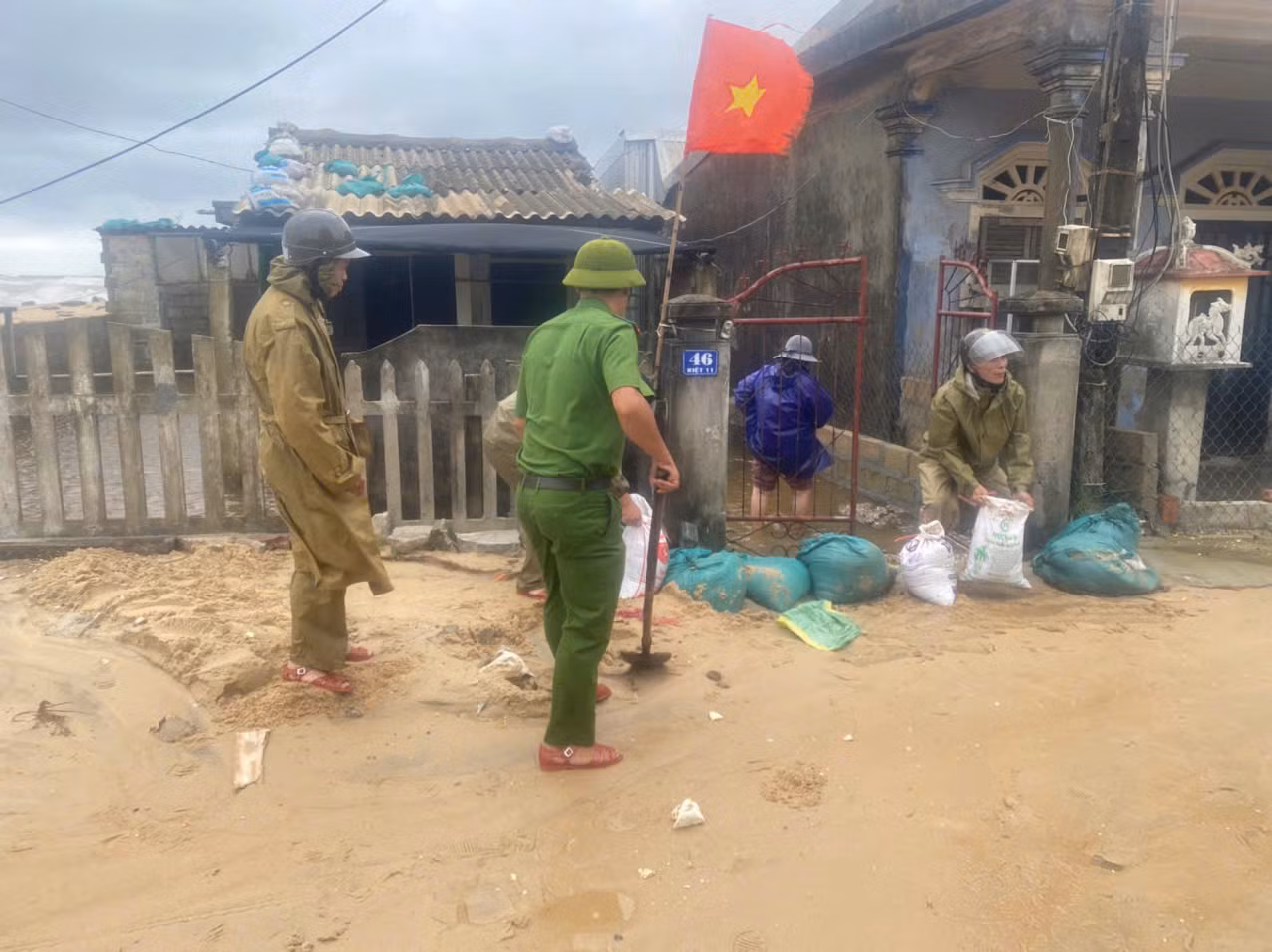 Công an phường ven biển ở Huế chủ động giúp dân ứng phó bão Thần Gió -0