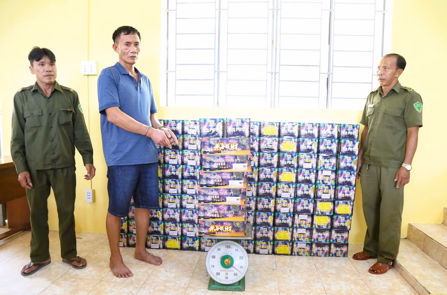 Bắt đối tượng nghiện ma túy buôn bán gần 340 kg pháo hoa nổ -0