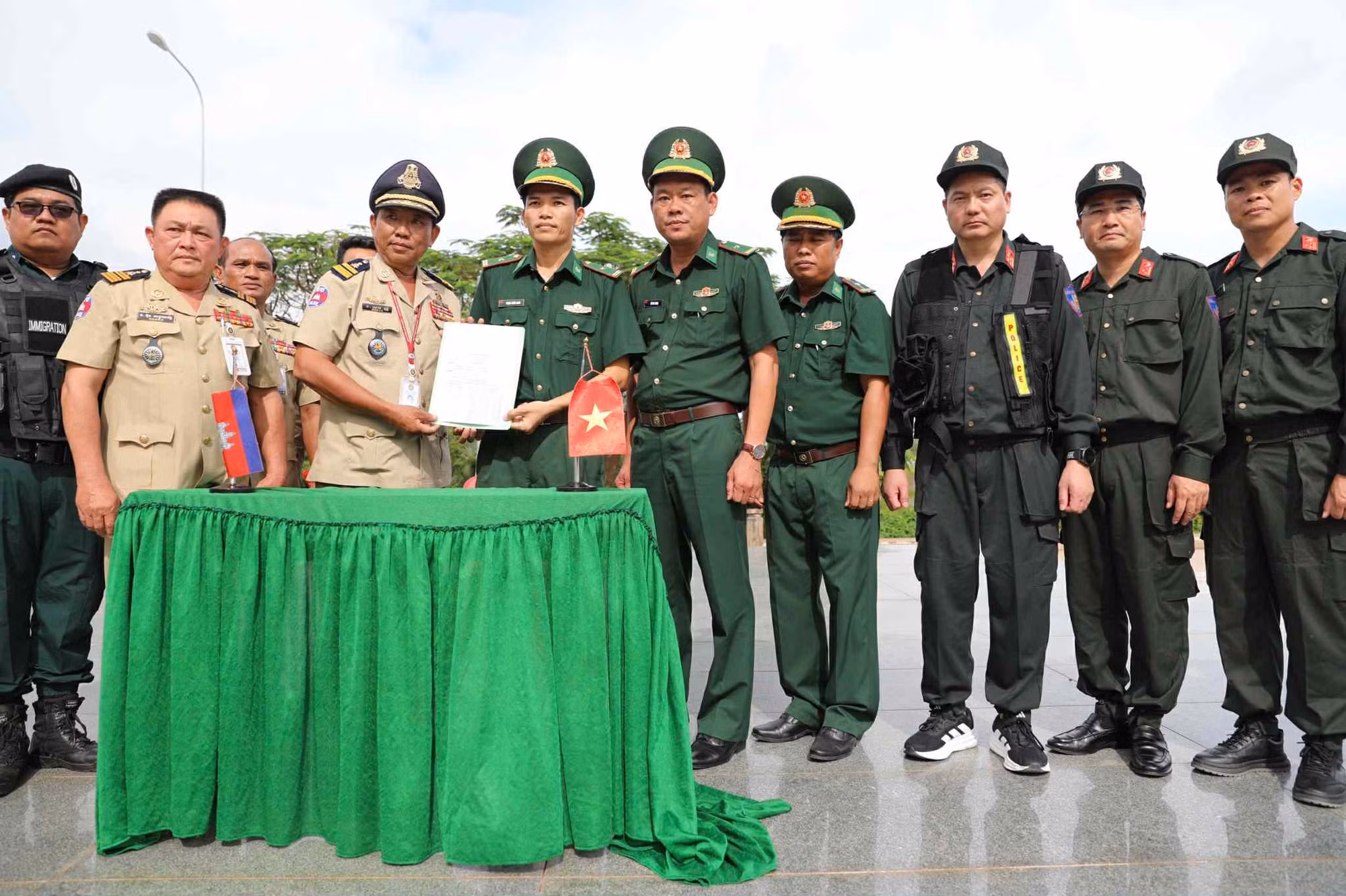 Thứ trưởng Nguyễn Văn Long hội đàm với Tổng cục trưởng Tổng cục Công an quốc gia, Bộ Nội vụ Campuchia -0