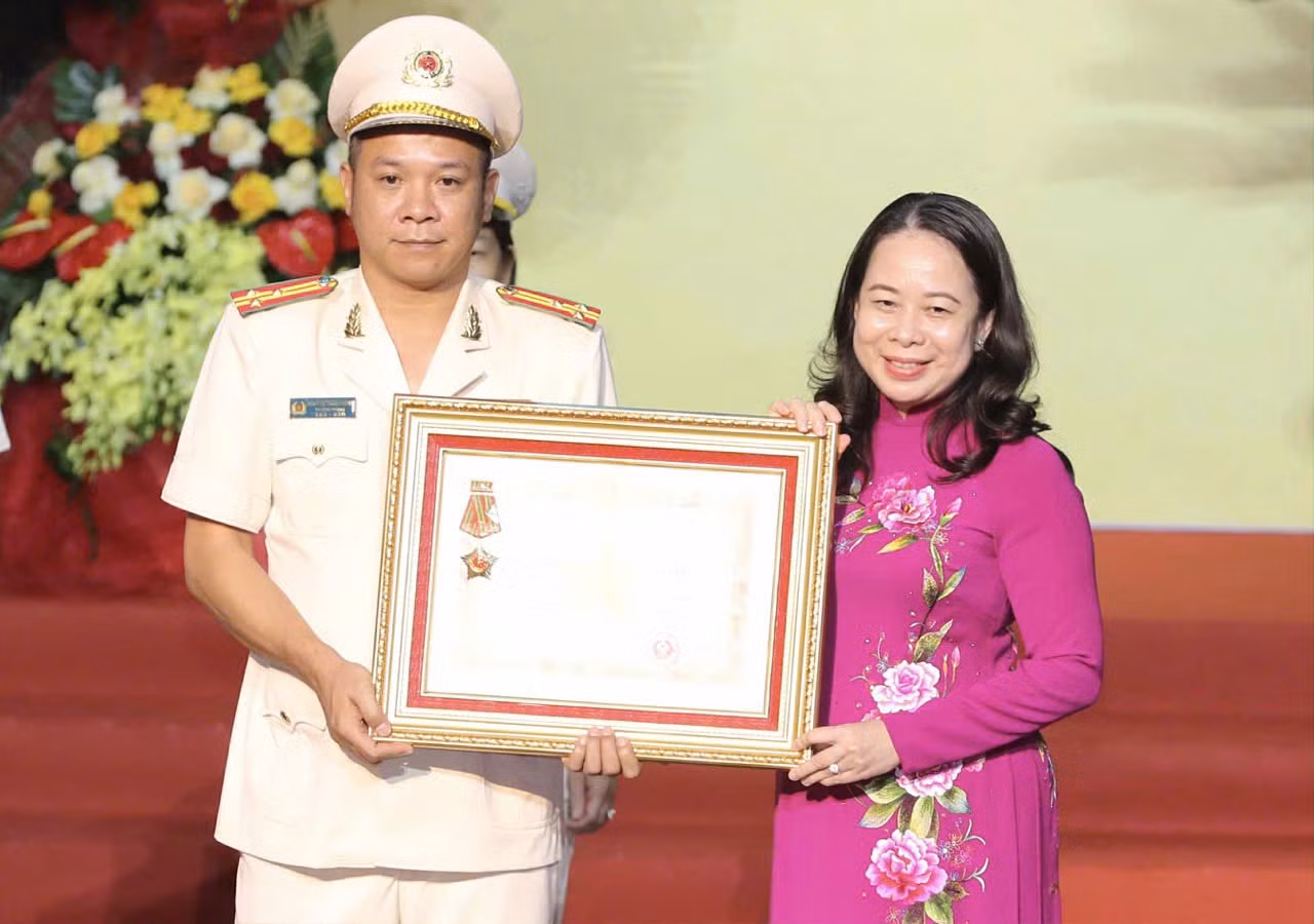 Tập thể Công an TP Hồ Chí Minh và nhiều cá nhân nhận các phần thưởng cao quý -0