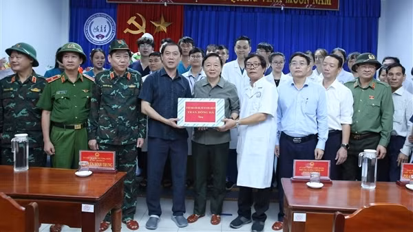 Phó Thủ tướng Trần Hồng Hà thăm hỏi, động viên cán bộ y tế và bệnh nhân ở TP Huế