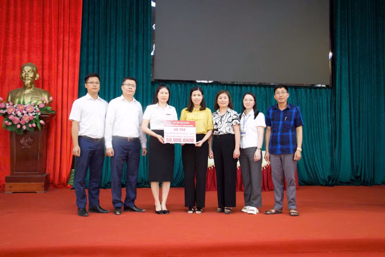 Agribank đồng hành cùng khách hàng và người dân khắc phục thiệt hại sau lũ -0