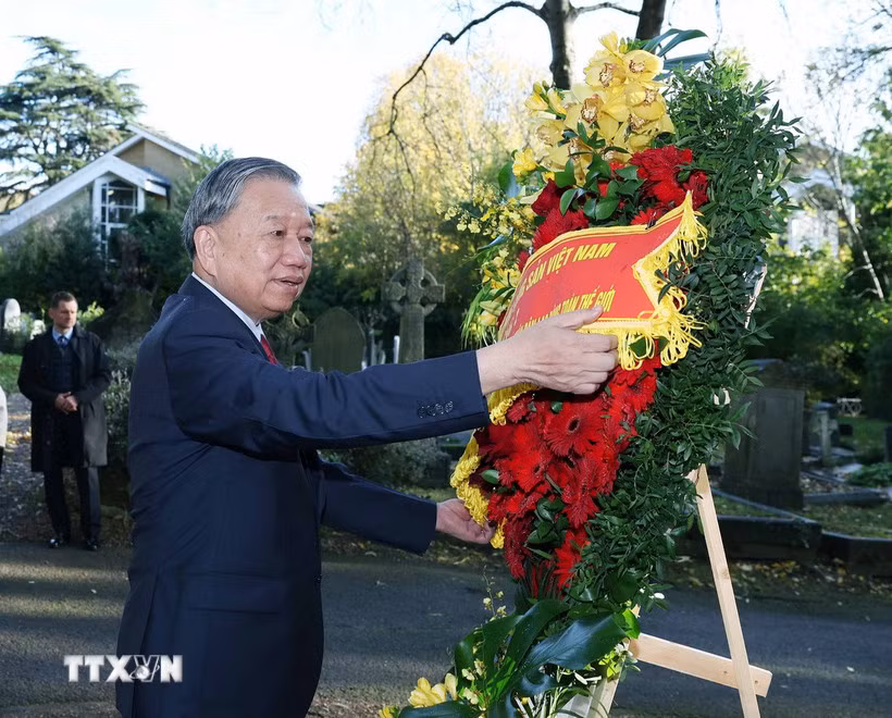 Tổng Bí thư Tô Lâm và phu nhân viếng mộ Karl Marx tại nghĩa trang Highgate ở Anh -0