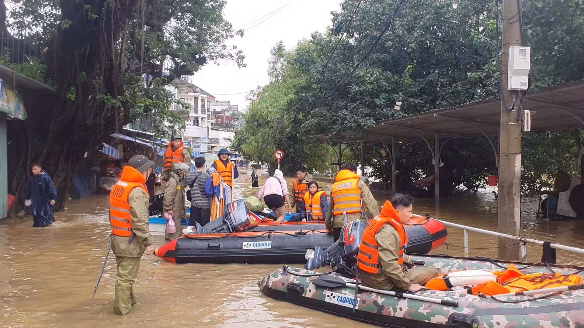 Ứng cứu thành công 2 vụ lật đò, 1 chiến sĩ bị thương khi cứu dân mắc kẹt trong lũ -0