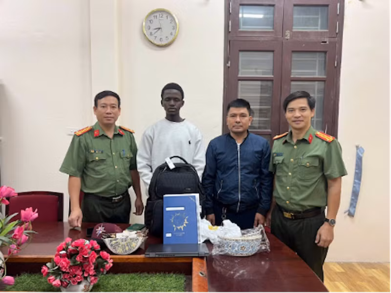 Công an xã hỗ trợ người nước ngoài tìm lại tài sản thất lạc -0