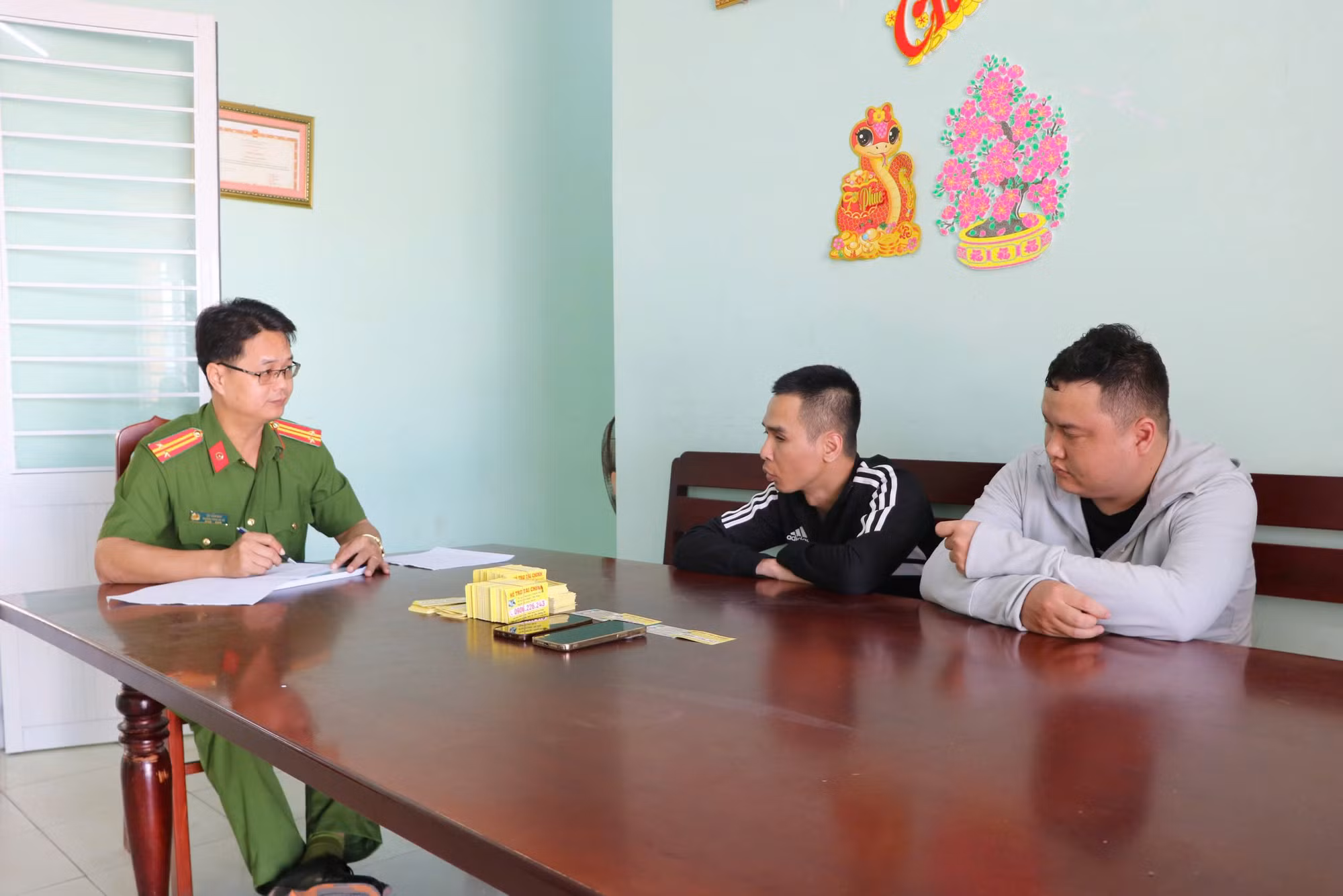 Xử lý 2 đối tượng rải tờ rơi cho vay tiền góp -0