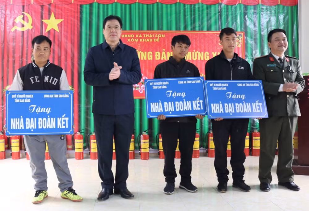 giám đốc công an tỉnh vũ hồng quang trao nhà đại đoàn kết cho 3 gia đình thuộc xóm khau dề, xã thái sơn..jpg -1