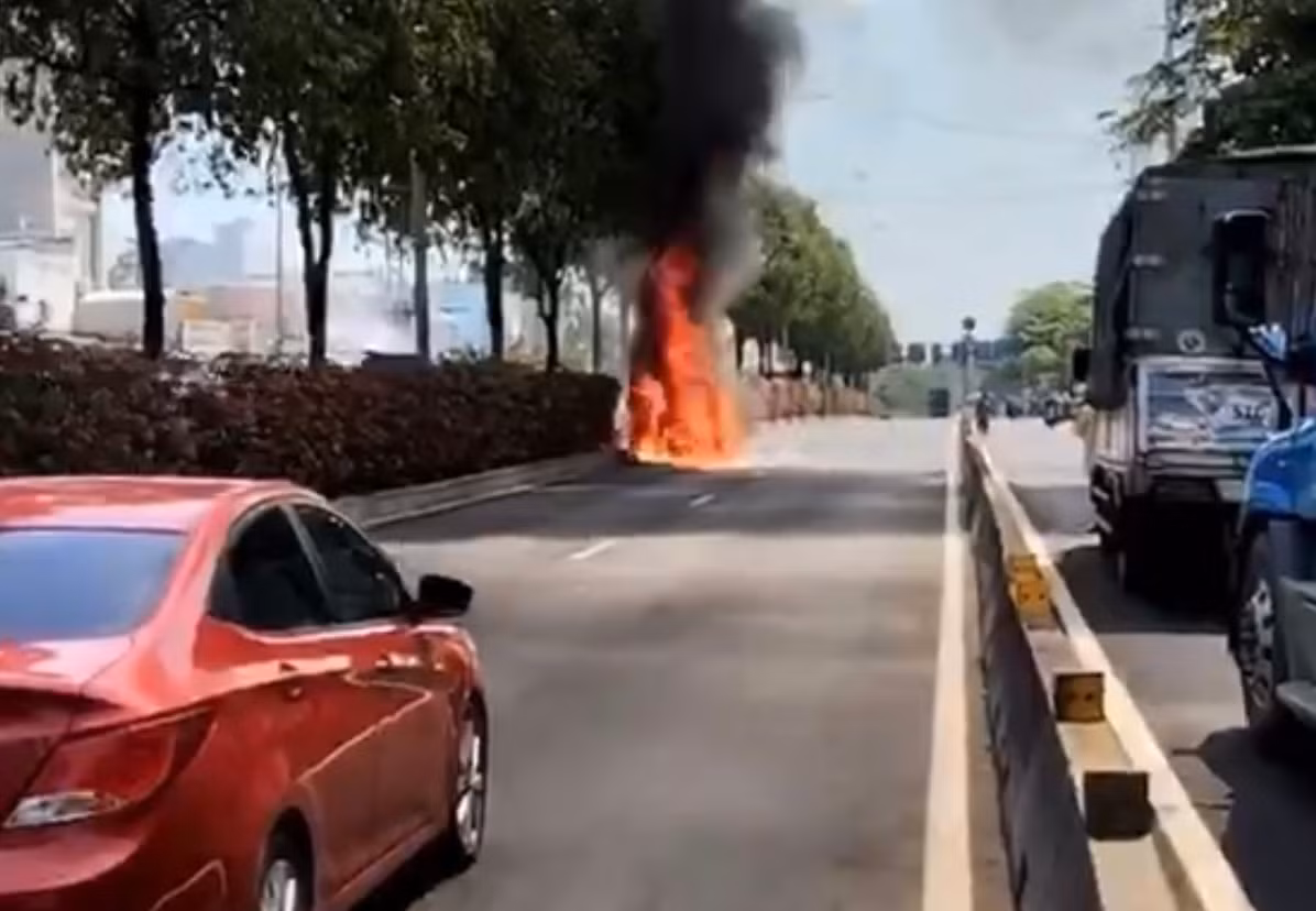 Tài xế bung cửa thoát thân trước khi ngọn lửa bao trùm chiếc xe 5 chỗ -0