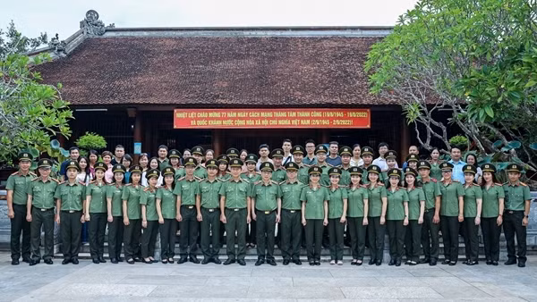 Báo CAND về Khu di tích Kim Liên dâng hương, báo công với Bác