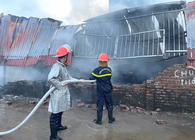 Cháy xưởng chăn ga gối đệm, 3 người tử vong -0