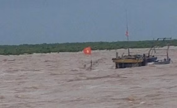 Triển khai bơm, hút dầu để tiến hành trục vớt tàu Hà An 01 gặp nạn ở Thái Bình: -0