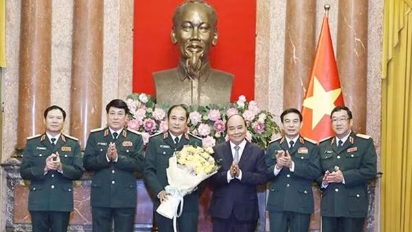 Chủ tịch nước trao quyết định thăng quân hàm Thượng tướng cho đồng chí Phùng Sĩ Tấn