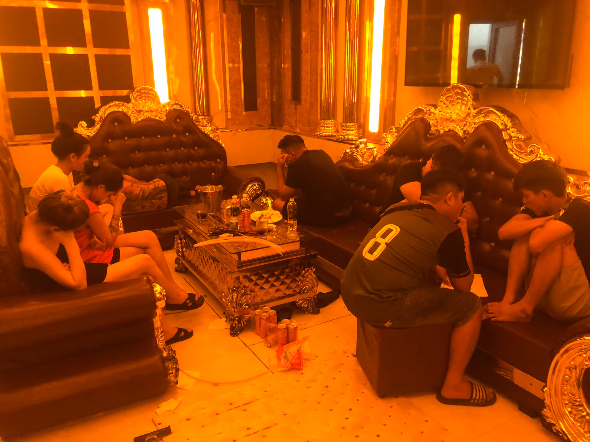 Bắt quả tang 12 đối tượng dương tính với ma túy trong quán karaoke -0