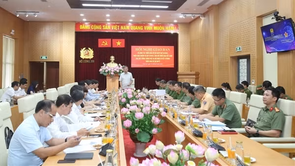 Sớm xây dựng Nghị định để người dân không cần sổ hộ khẩu từ 1/1/2023