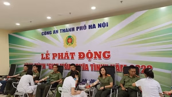 Công an TP Hà Nội phát động hành trình "Giọt máu nghĩa tình 2022"