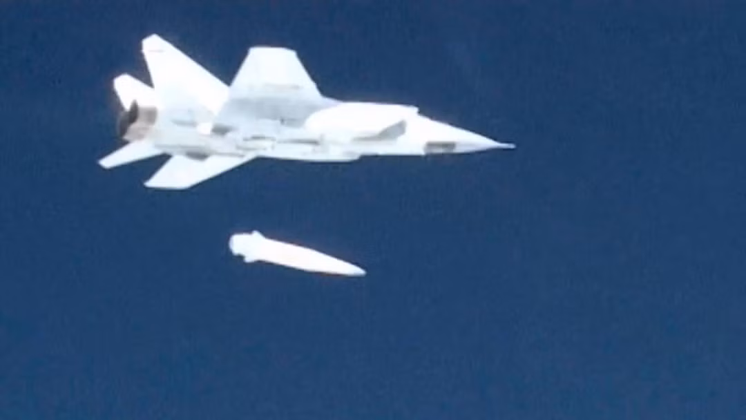 Giữa lúc chiến sự, Ukraine phát hiện UFO bay dày đặc trên bầu trời Kiev -0