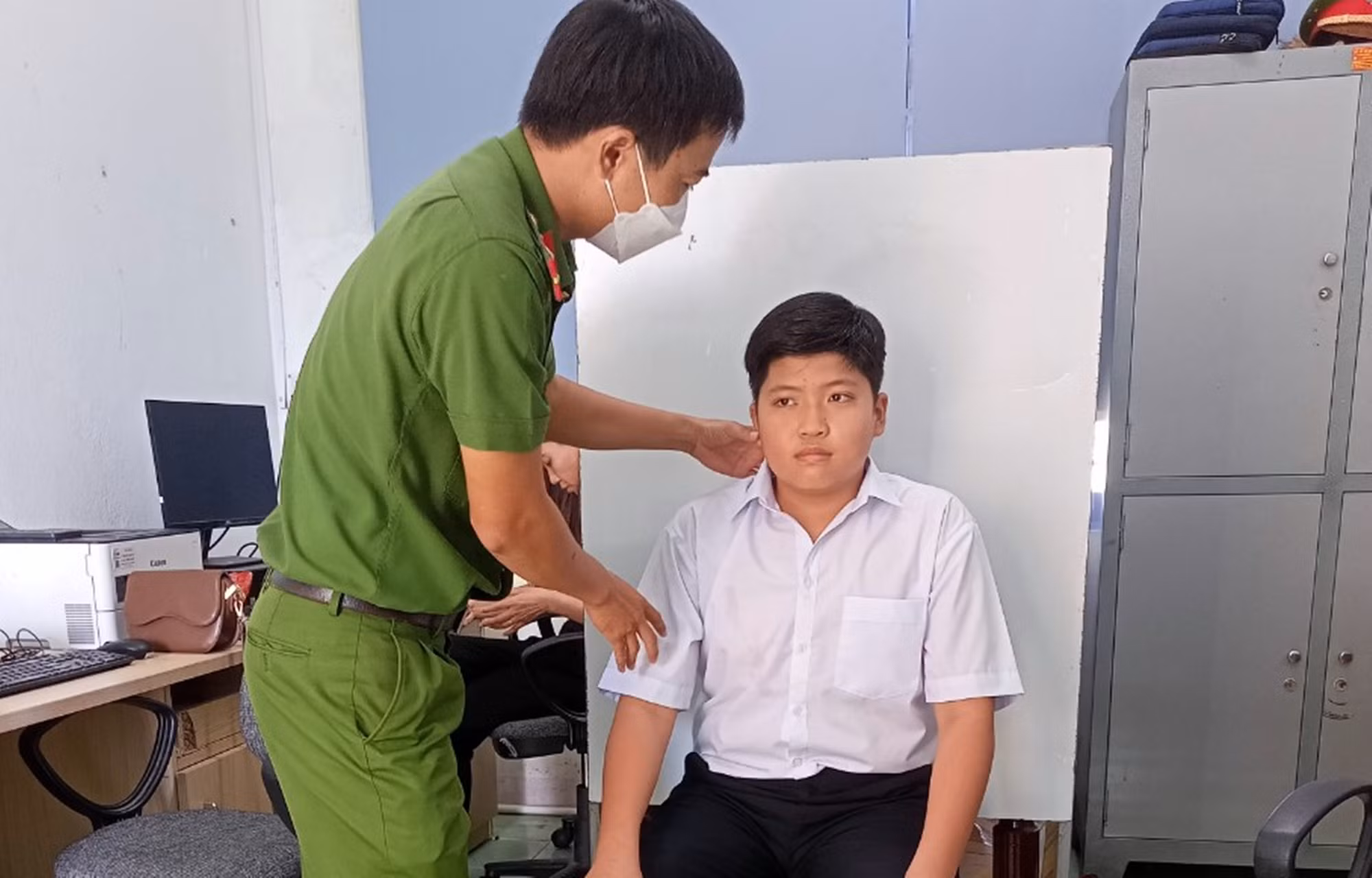 Ngày nghỉ cũng làm 3 ca để giải quyết hồ sơ căn cước công dân -0
