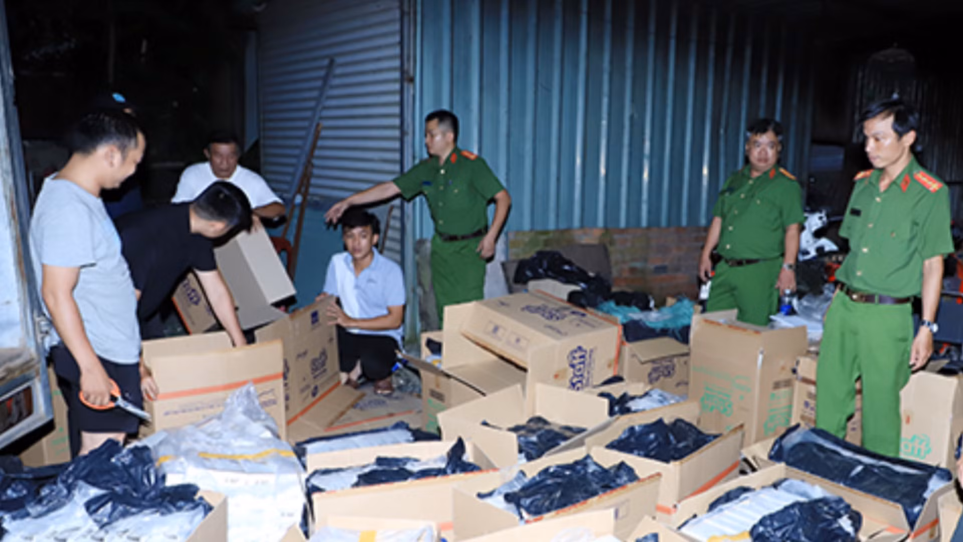 Tạm giữ 5 đối tượng cùng hơn 55.000 bao thuốc lá lậu -0