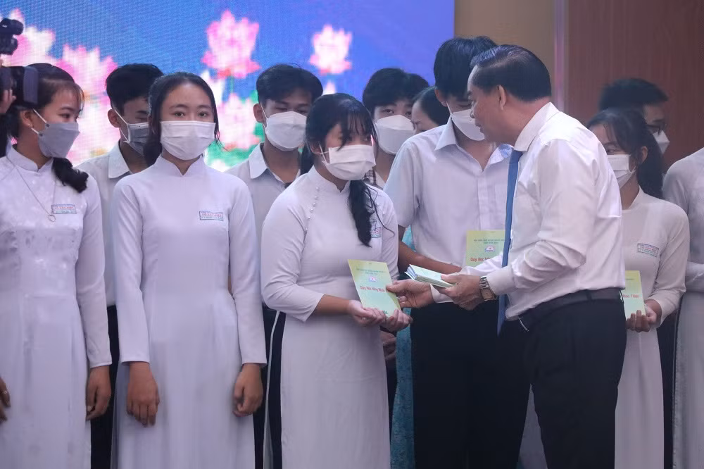 vna_potal_ben_tre_tiep_suc_hanh_trinh_“di_tim_con_chu”_cho_hoc_tro_kho_khan_hieu_hoc_6321671.jpg -0