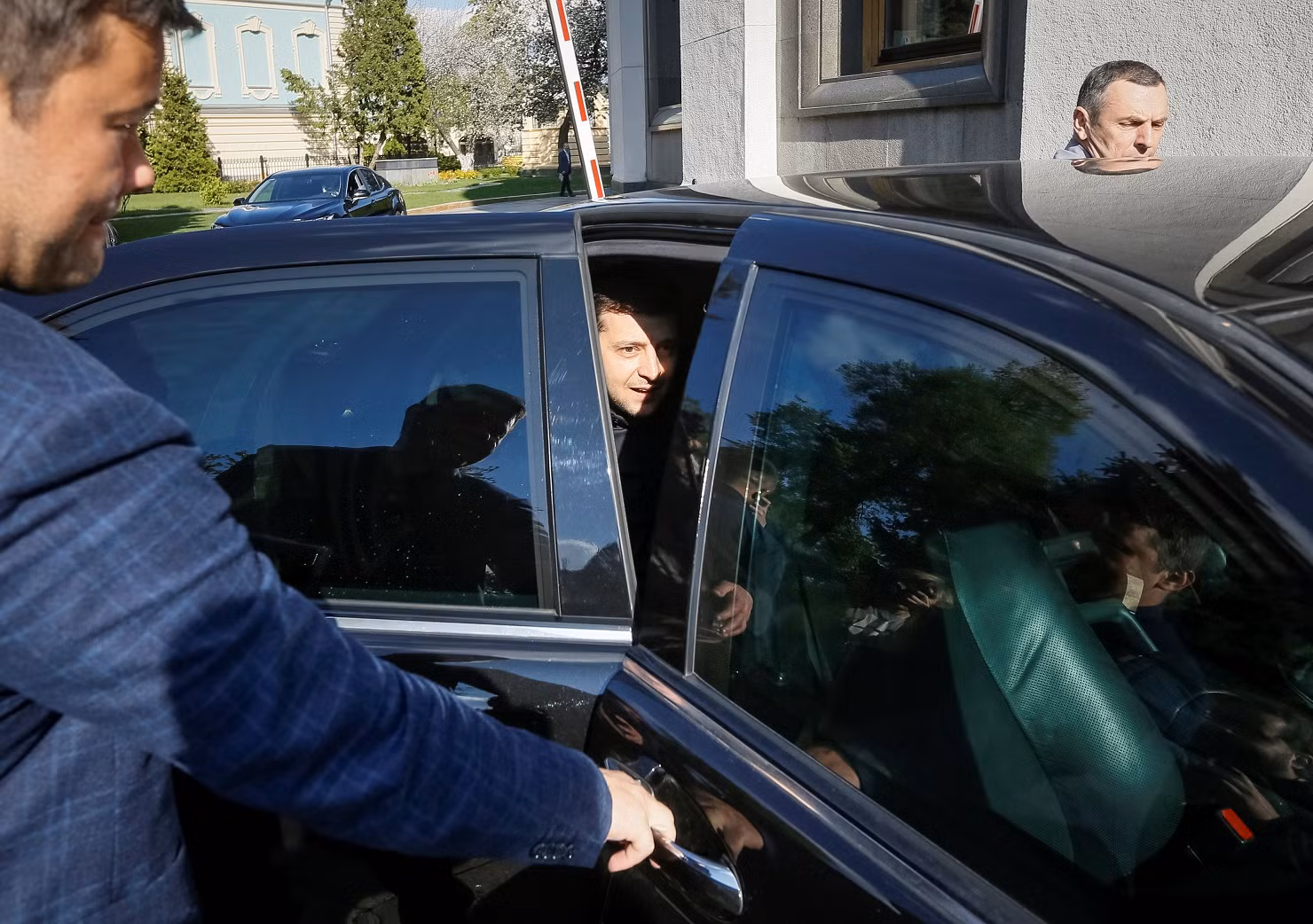 Tổng thống Zelensky bị tai nạn xe hơi -0