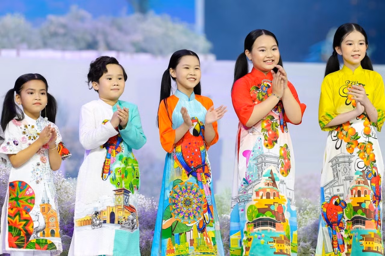 những người mẫu nhí trong trang phục áo dài.jpg -0