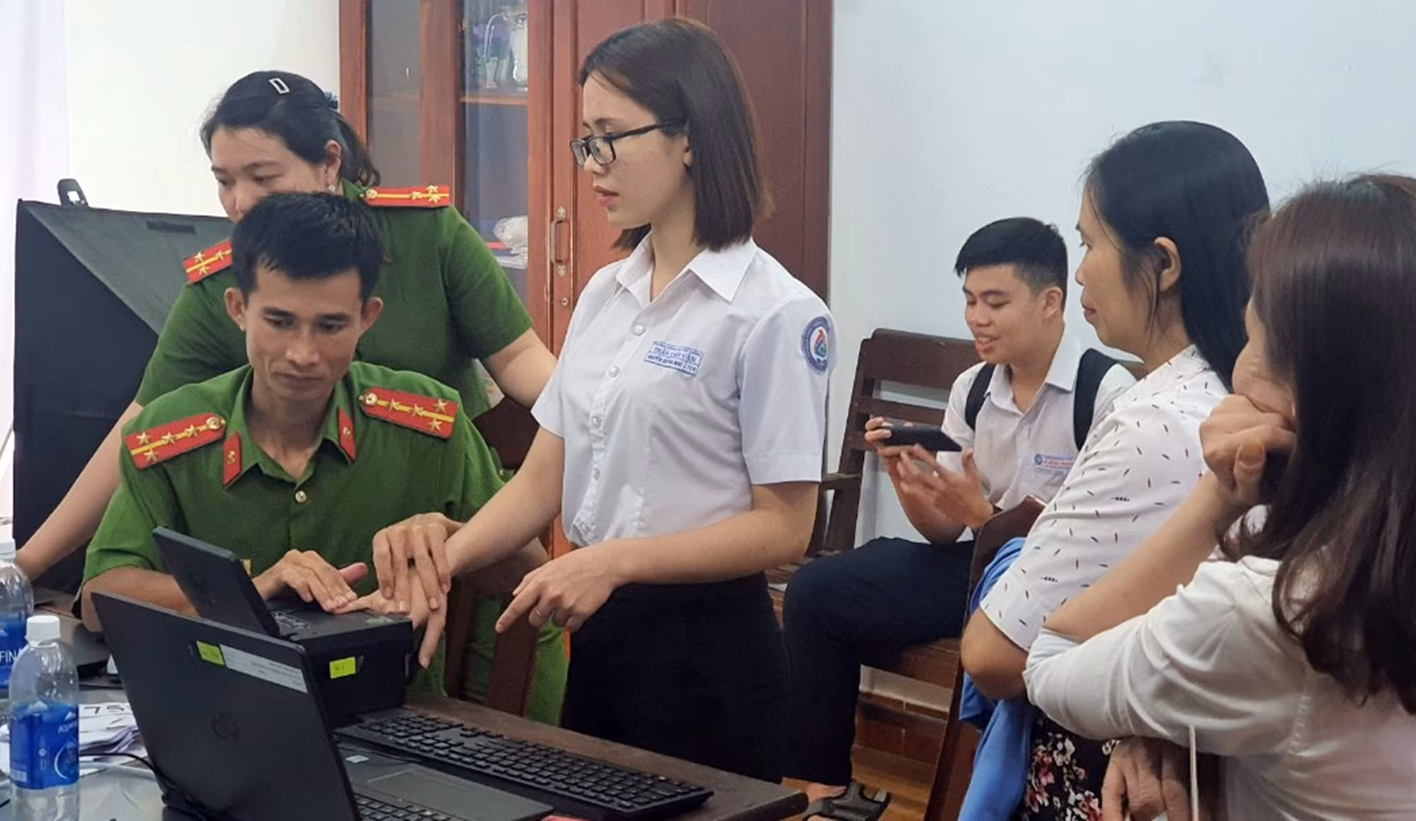 Ngày nghỉ cũng làm 3 ca để giải quyết hồ sơ căn cước công dân -0