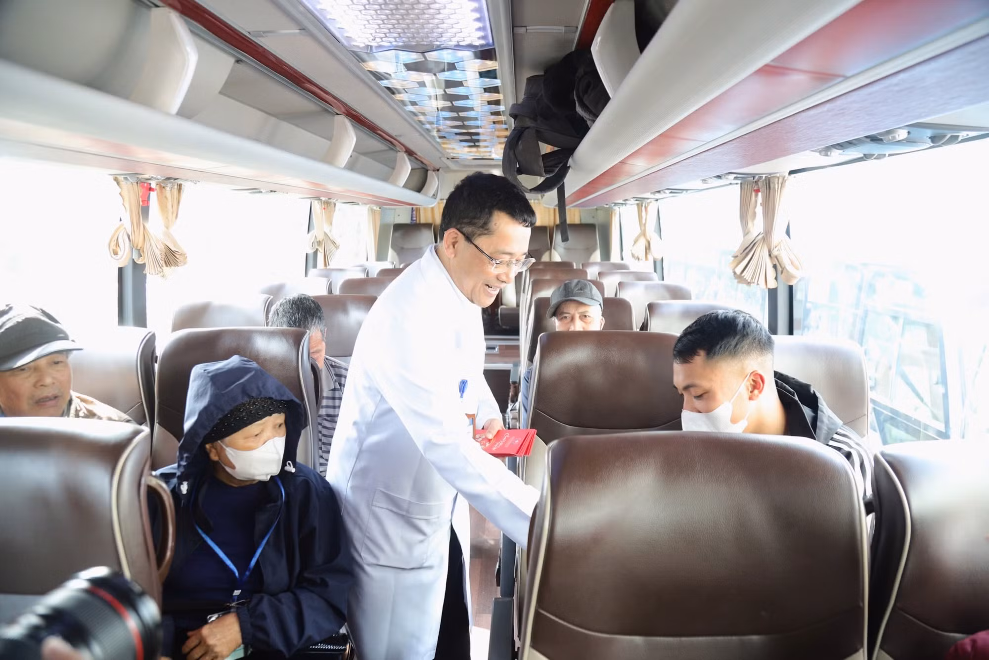 Bữa cơm tất niên và những chuyến xe miễn phí cho bệnh nhân ung thư về quê ăn Tết -0