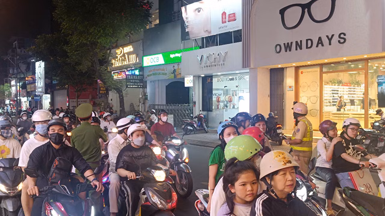 Giờ ăn tất niên cũng chỉ dám uống nước lọc -0