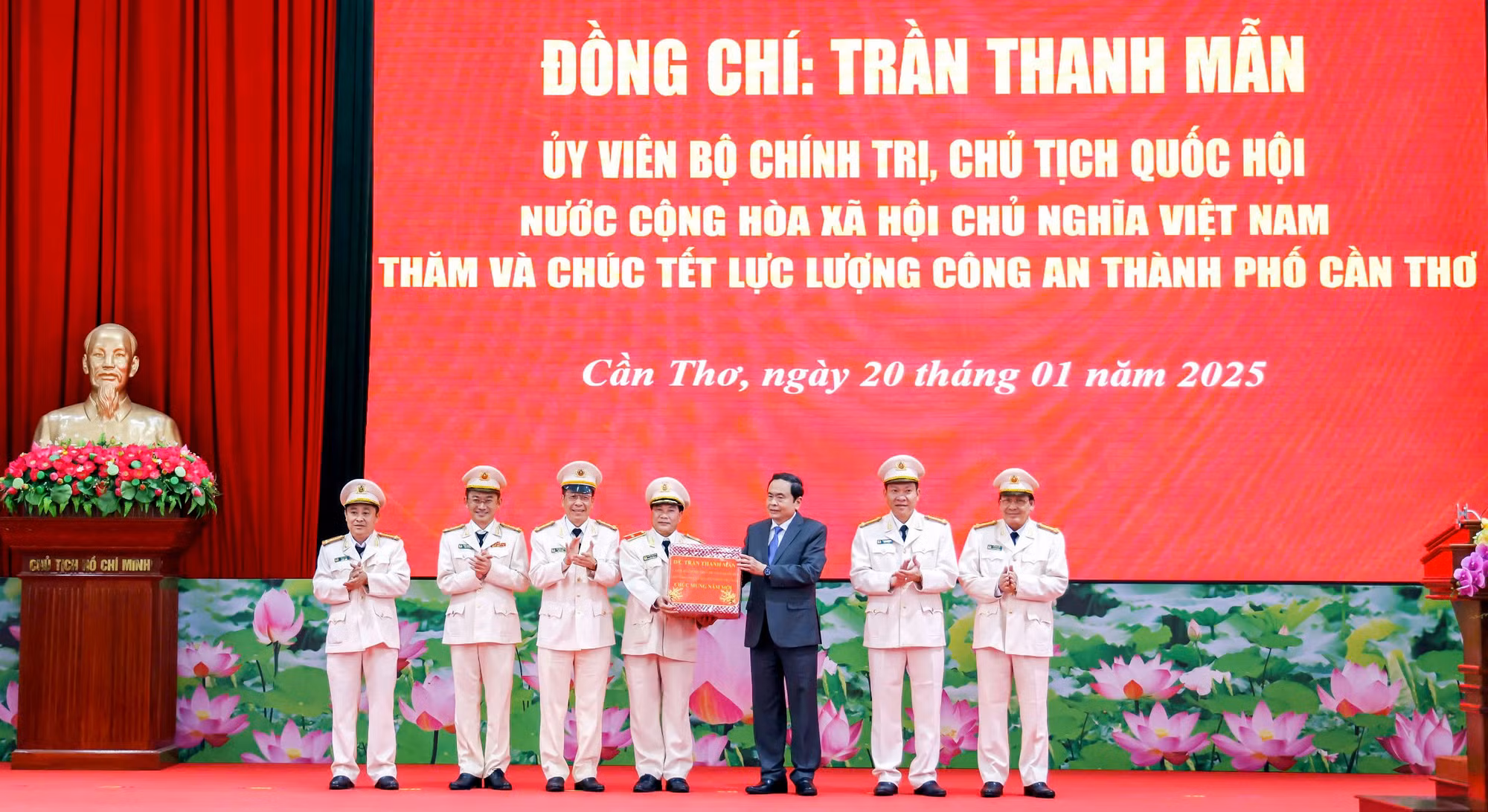 Chủ tịch Quốc hội thăm, động viên, chúc Tết CBCS Công an TP Cần Thơ -0