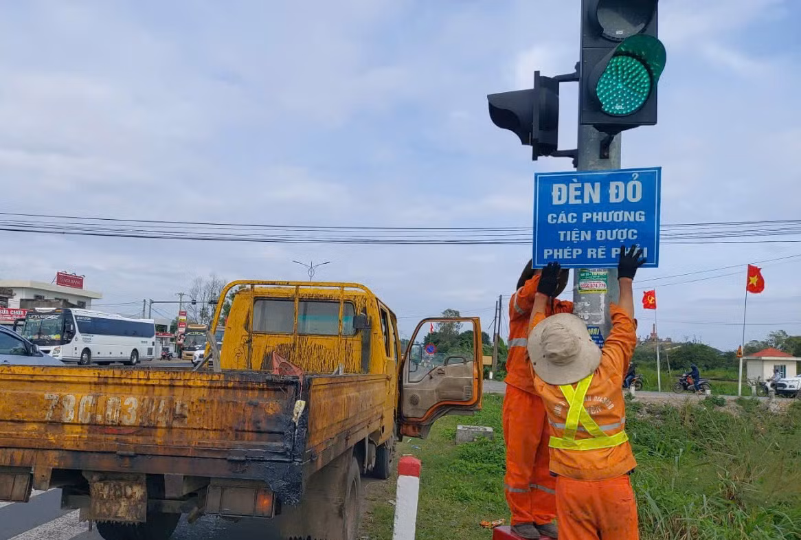 Lắp biển báo cho phép các phương tiện rẽ phải khi đèn đỏ tại 7 giao lộ trên quốc lộ 1A qua Phú Yên -0