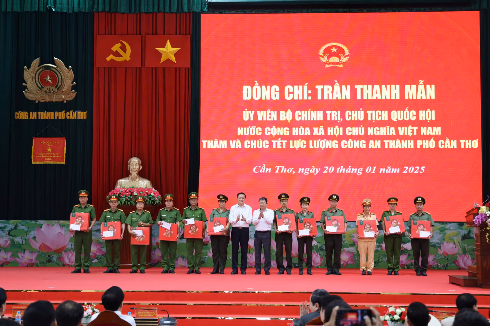 Chủ tịch Quốc hội thăm, động viên, chúc Tết CBCS Công an TP Cần Thơ -1