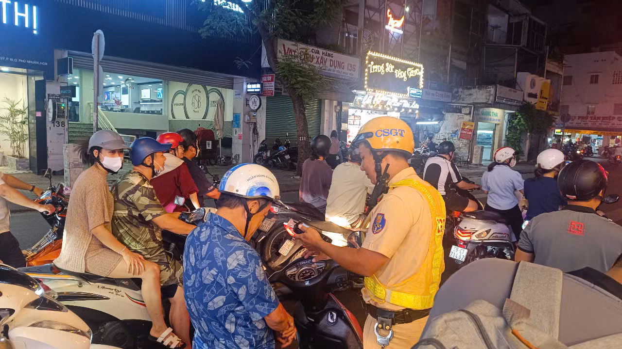 Giờ ăn tất niên cũng chỉ dám uống nước lọc -0