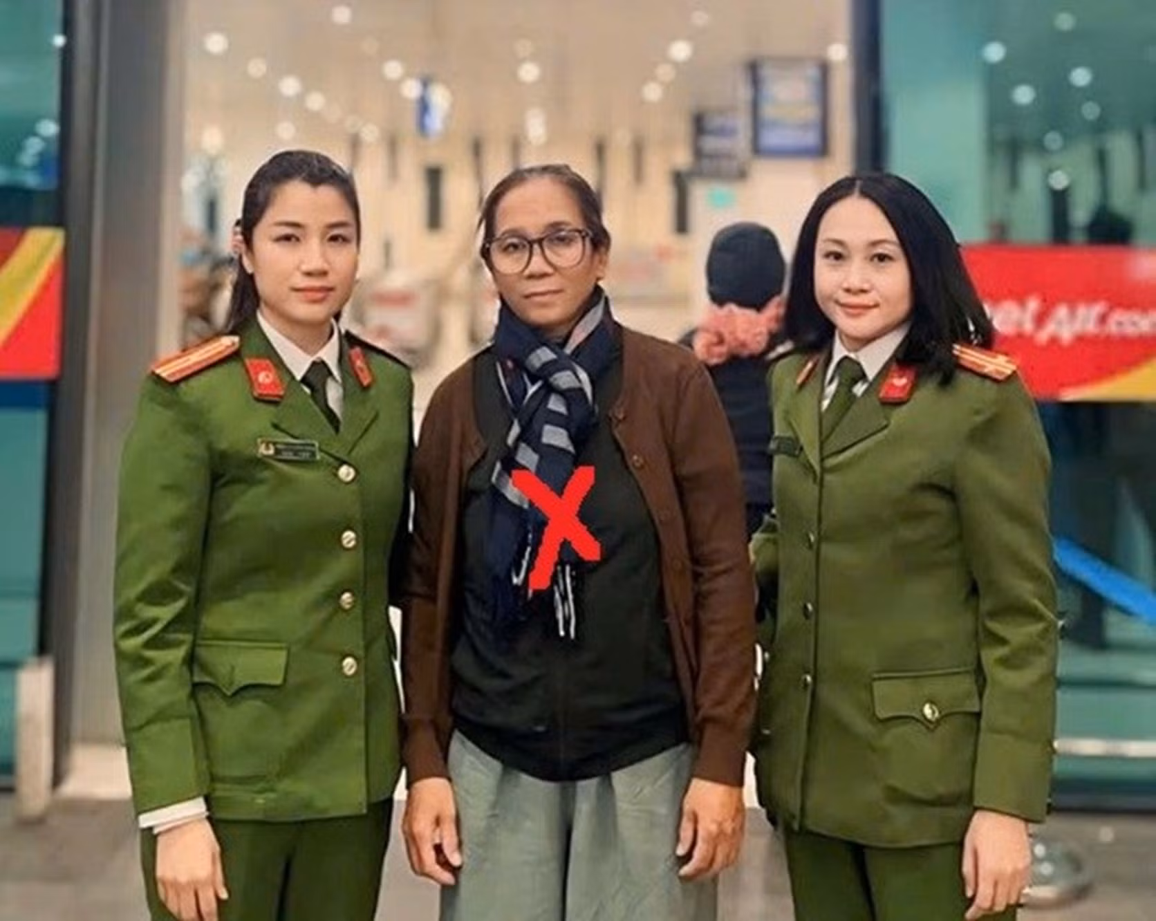 Đối tượng Đỗ Thị Ngạch (dấu đỏ, ở giữa).