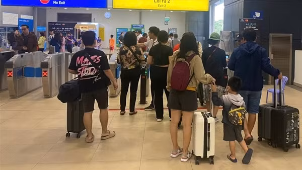 Phối hợp với doanh nghiệp, nhãn hàng tặng quà cho khách đi Metro số 1