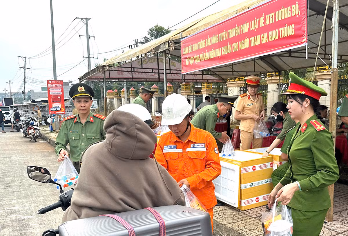 &nbsp;Công an Đắk Nông tiếp sức cho người dân trên đường về quê đón Tết -0