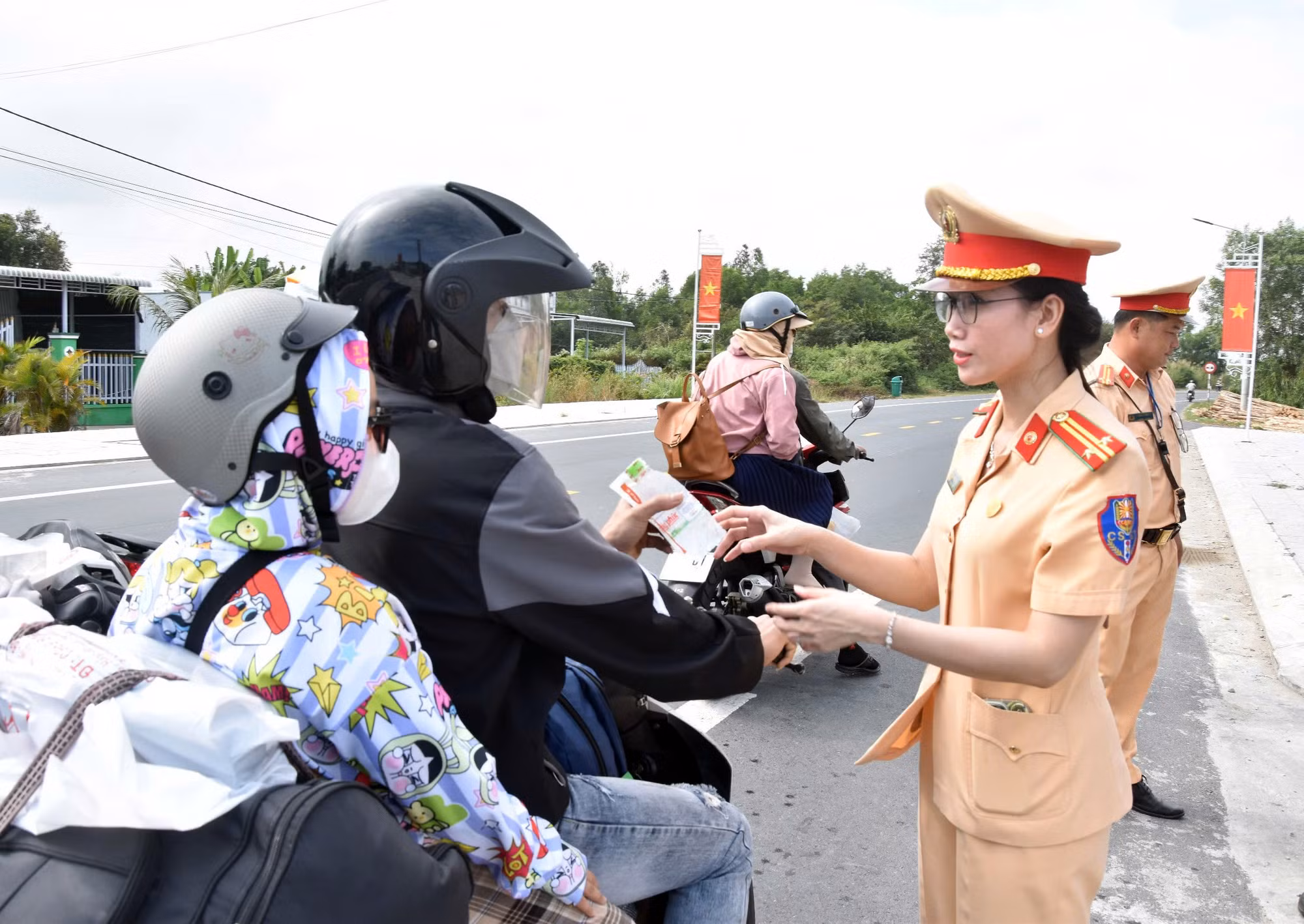 Công an các tỉnh, thành phố vùng Tây Nam Bộ phát nước suối, khăn lạnh miễn phí cho bà con về ăn Tết -0
