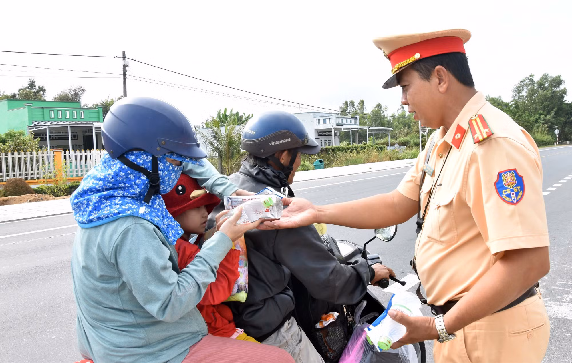 Công an các tỉnh, thành phố vùng Tây Nam Bộ phát nước suối, khăn lạnh miễn phí cho bà con về ăn Tết -1