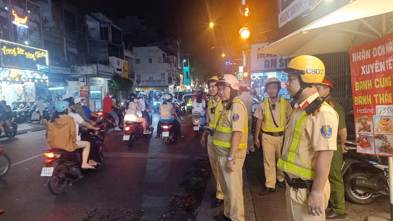 Giờ ăn tất niên cũng chỉ dám uống nước lọc -0