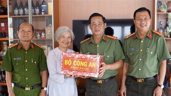 Bộ Công an tặng quà Mẹ VNAH và gia đình chính sách ở Tây Ninh