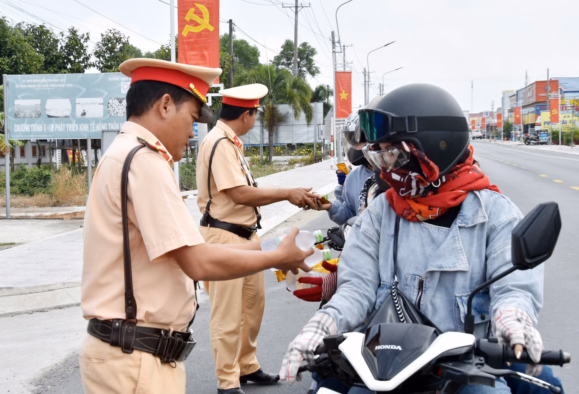 Công an các tỉnh, thành phố vùng Tây Nam Bộ phát nước suối, khăn lạnh miễn phí cho bà con về ăn Tết -0