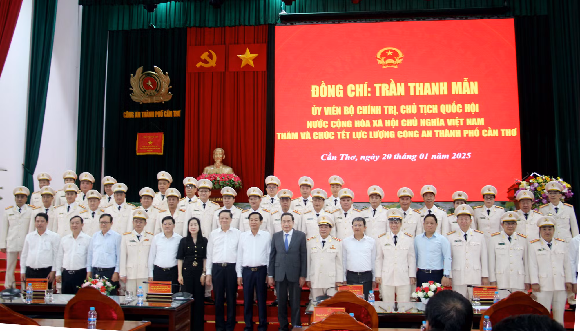 Chủ tịch Quốc hội thăm, động viên, chúc Tết CBCS Công an TP Cần Thơ -0