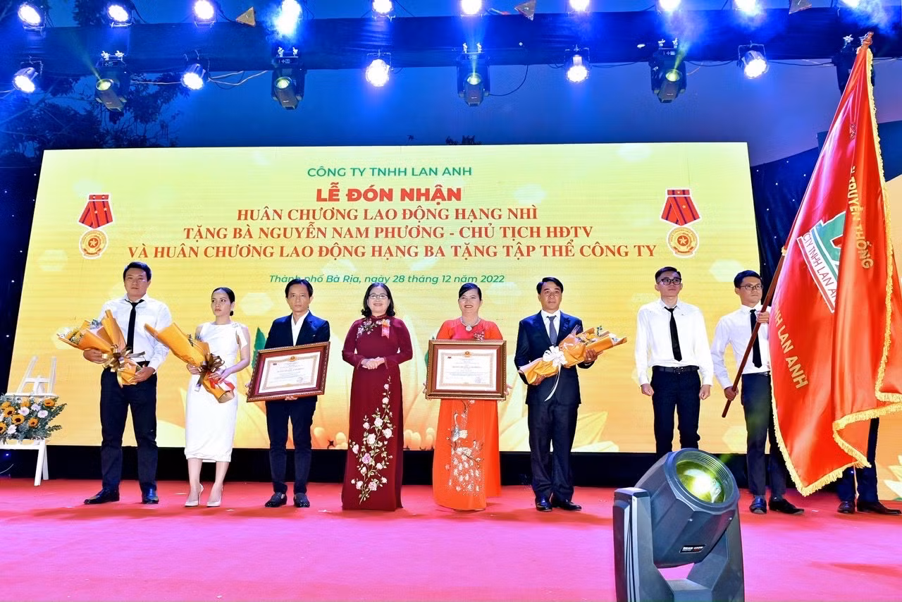 Công ty TNHH Lan Anh và doanh nhân Nguyễn Nam Phương được Chủ tịch nước tặng thưởng Huân chương Lao động -0