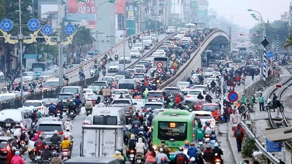 Phố xá Hà Nội ngày làm việc cuối năm, ùn tắc khắp ngả