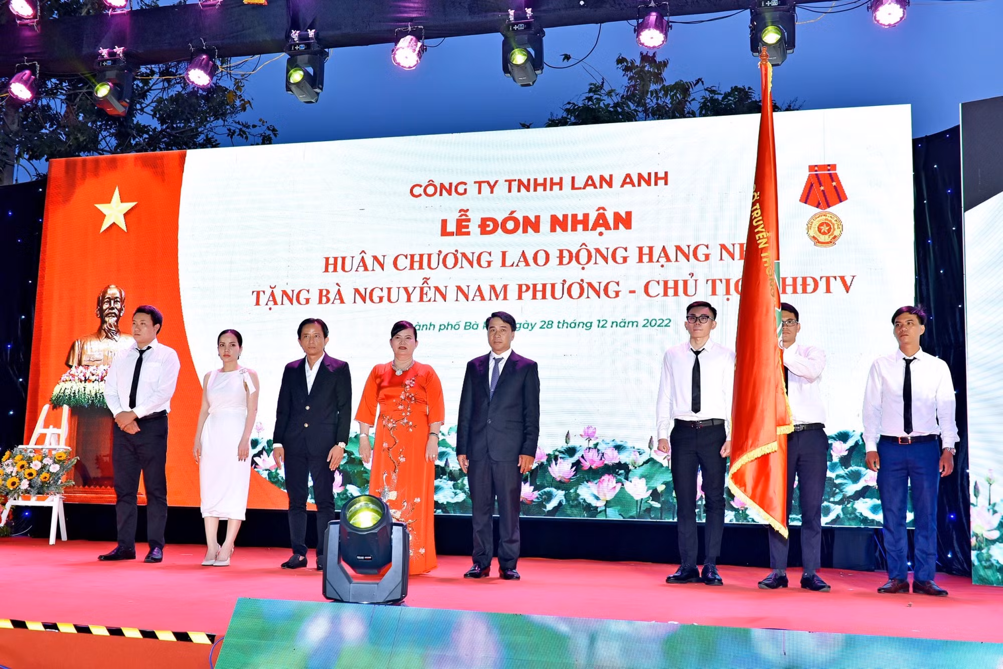 Công ty TNHH Lan Anh và doanh nhân Nguyễn Nam Phương được Chủ tịch nước tặng thưởng Huân chương Lao động -1