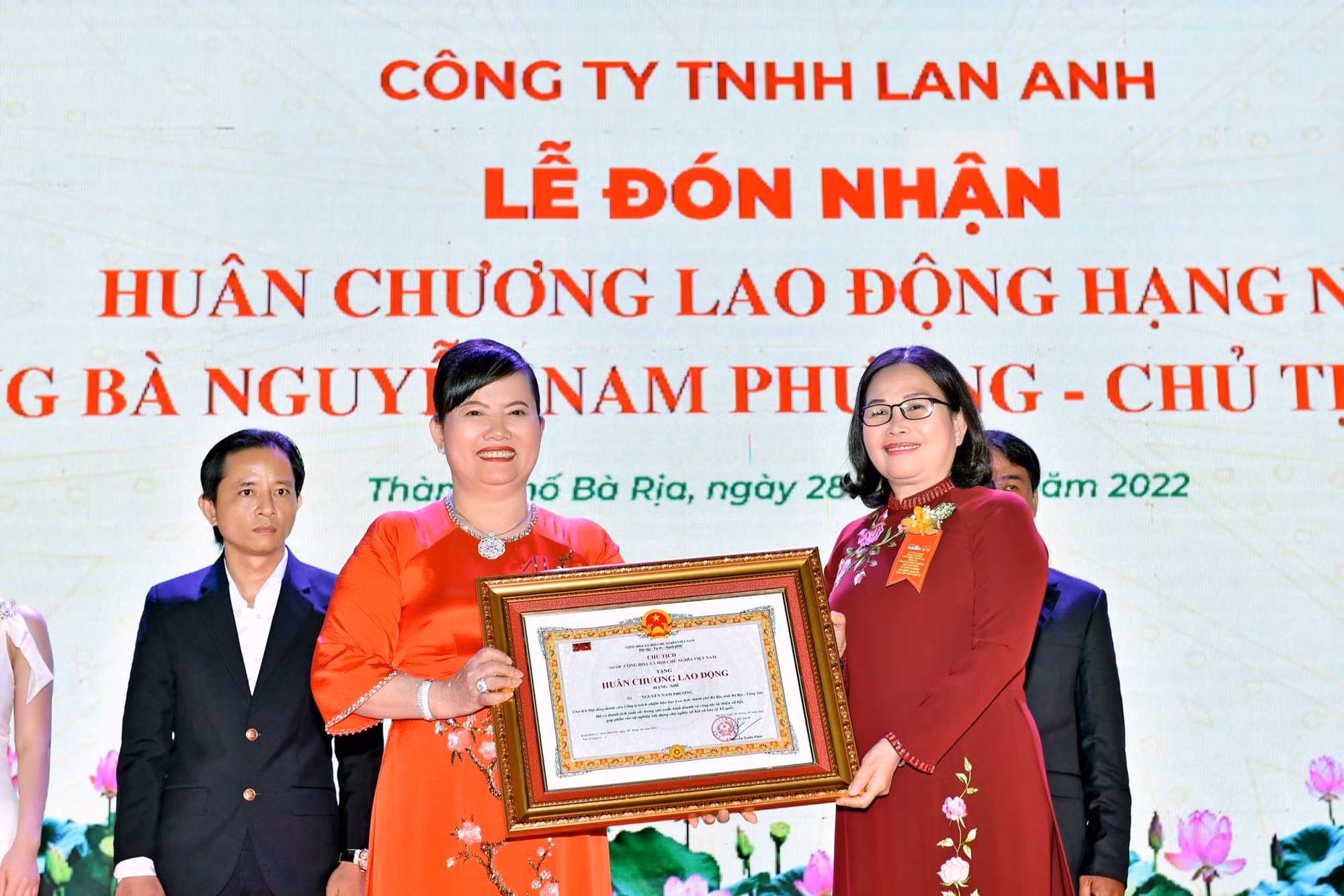 Công ty TNHH Lan Anh và doanh nhân Nguyễn Nam Phương được Chủ tịch nước tặng thưởng Huân chương Lao động -0