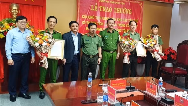 Khen thưởng Công an triệt phá đường dây đánh bạc hơn 400 tỷ đồng
