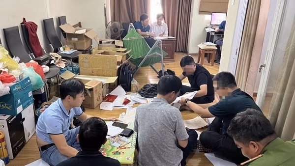 Hai vợ chồng điều hành đường dây sản xuất, mua bán hàng nghìn bằng cấp, giấy tờ giả